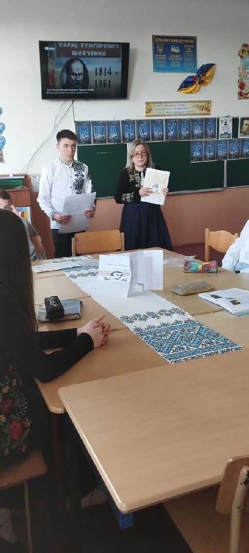 Велике слово мовив наш Кобзар, У серці мав він справжній Божий дар. Минає час, плинуть роки, Ідуть години у віки, А ми з пошаною щодня Вивчаємо твори Кобзаря.  9 клас ( вчитель укр.мови та літ. Климчук Н. Г.) Брейн-ринг 