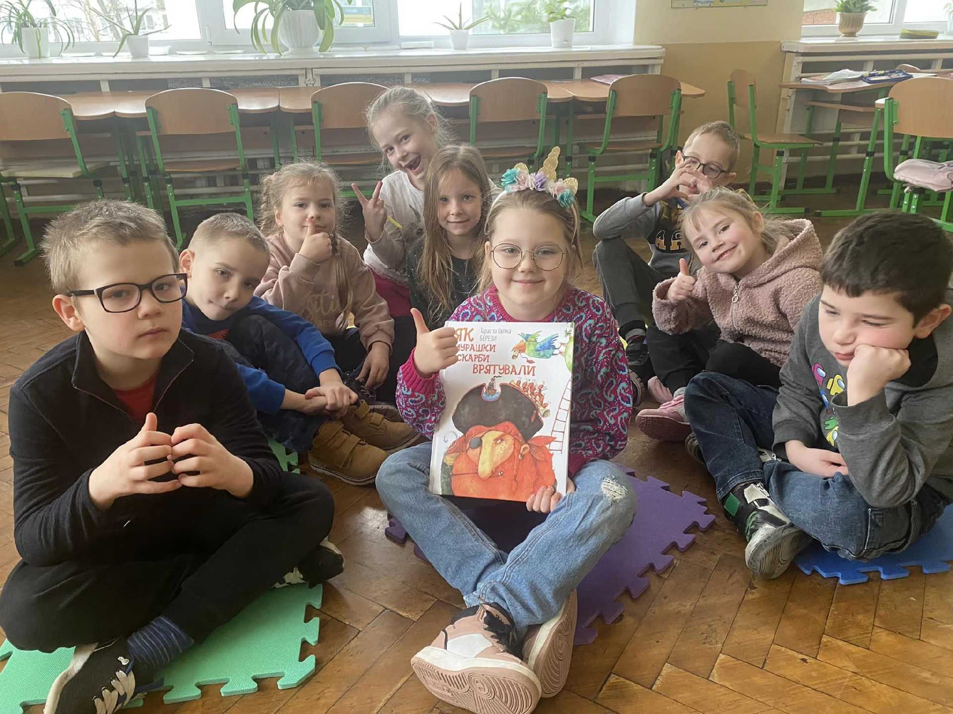 Шкільний бібліотекар Тетяна Саніна ознайомила учнів 1-х класів з книгою Тараса та Квітки Берези 