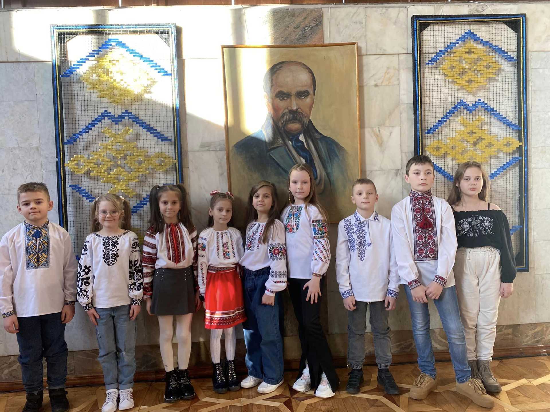 Сьогодні відбулося  нагородження учасників конкурсу декламування поезії Тараса Шевченка,  радником начальника ї обласної військової адміністрації Орестом Кавецьким.