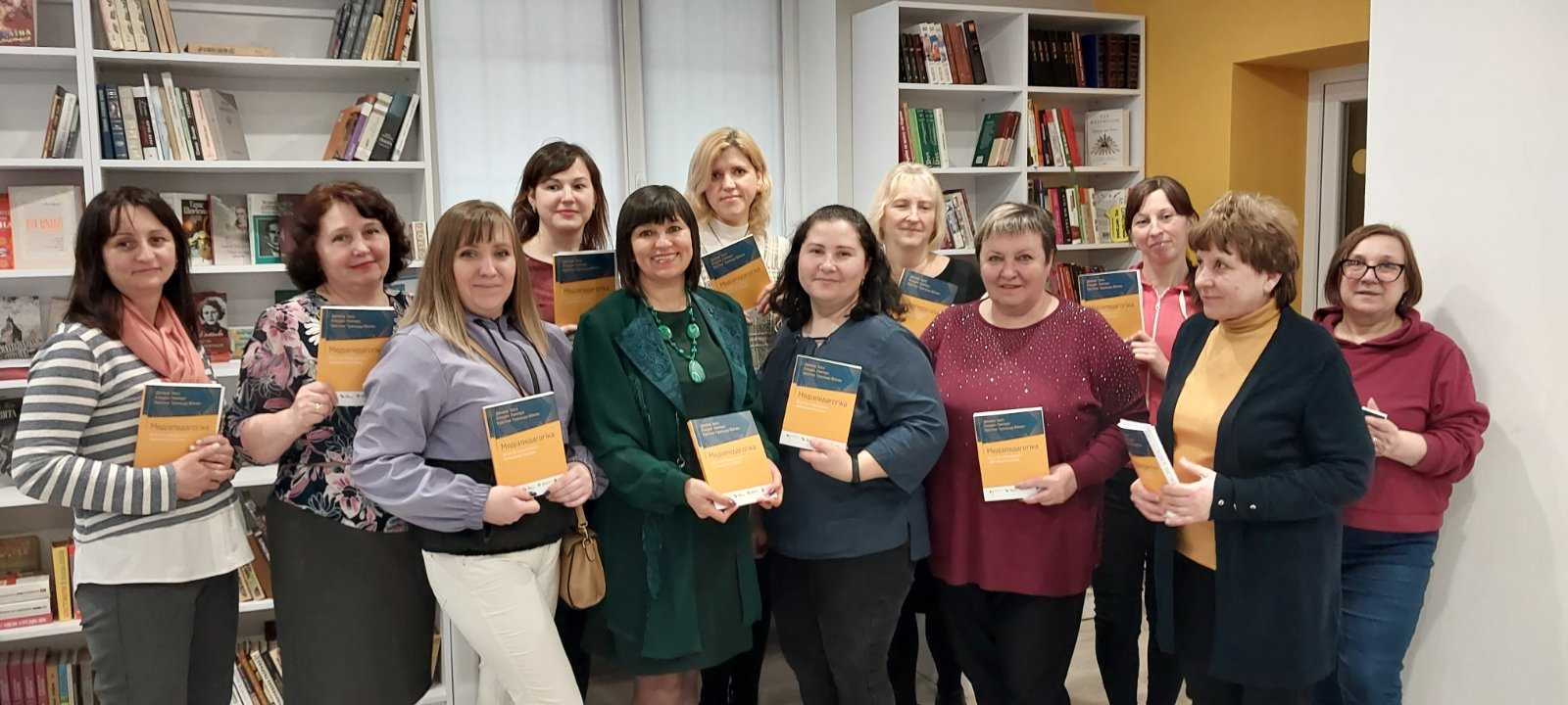 НАРАДА ПРОФЕСІЙНОЇ СПІЛЬНОТИ ШКІЛЬНИХ БІБЛІОТЕЧНИХ ПРАЦІВНИКІВ ЧМР