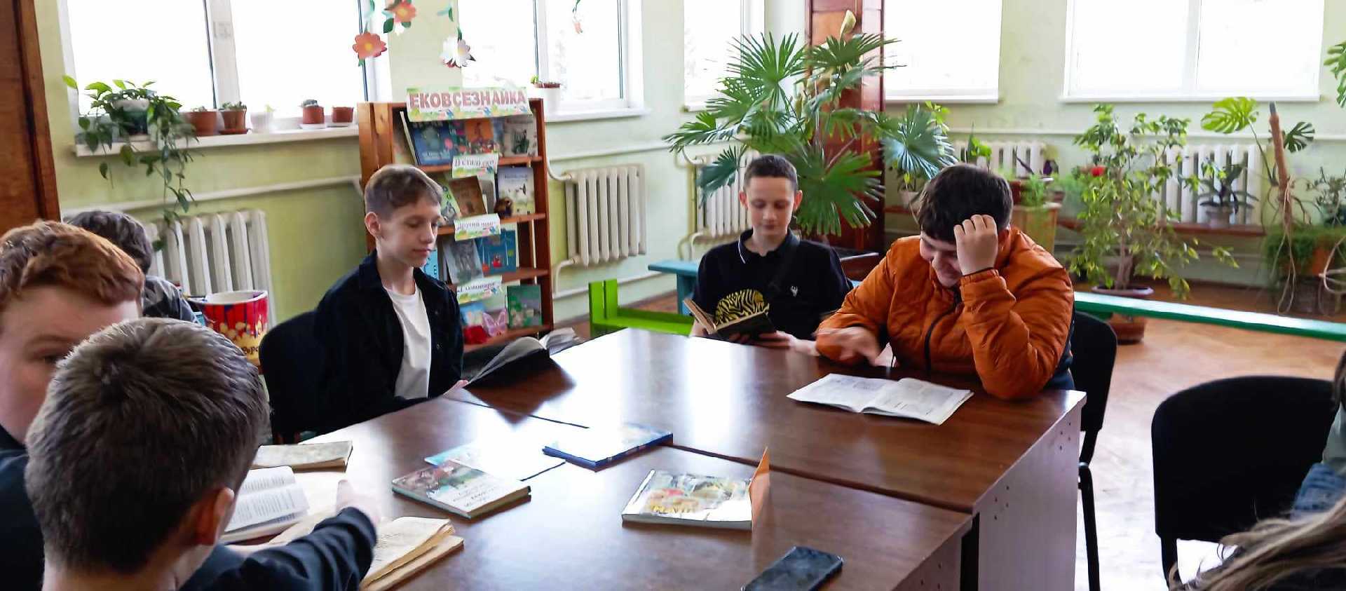 #ШколаПроєктів: Учні 7-Г класу в пошуках матеріалів для проєкту.