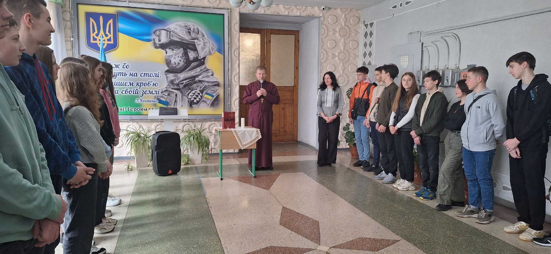Тиждень духовності в Гімназії 12 розпочався зі спільної молитви о. Roman  Skowron та дев'ятикласників.
