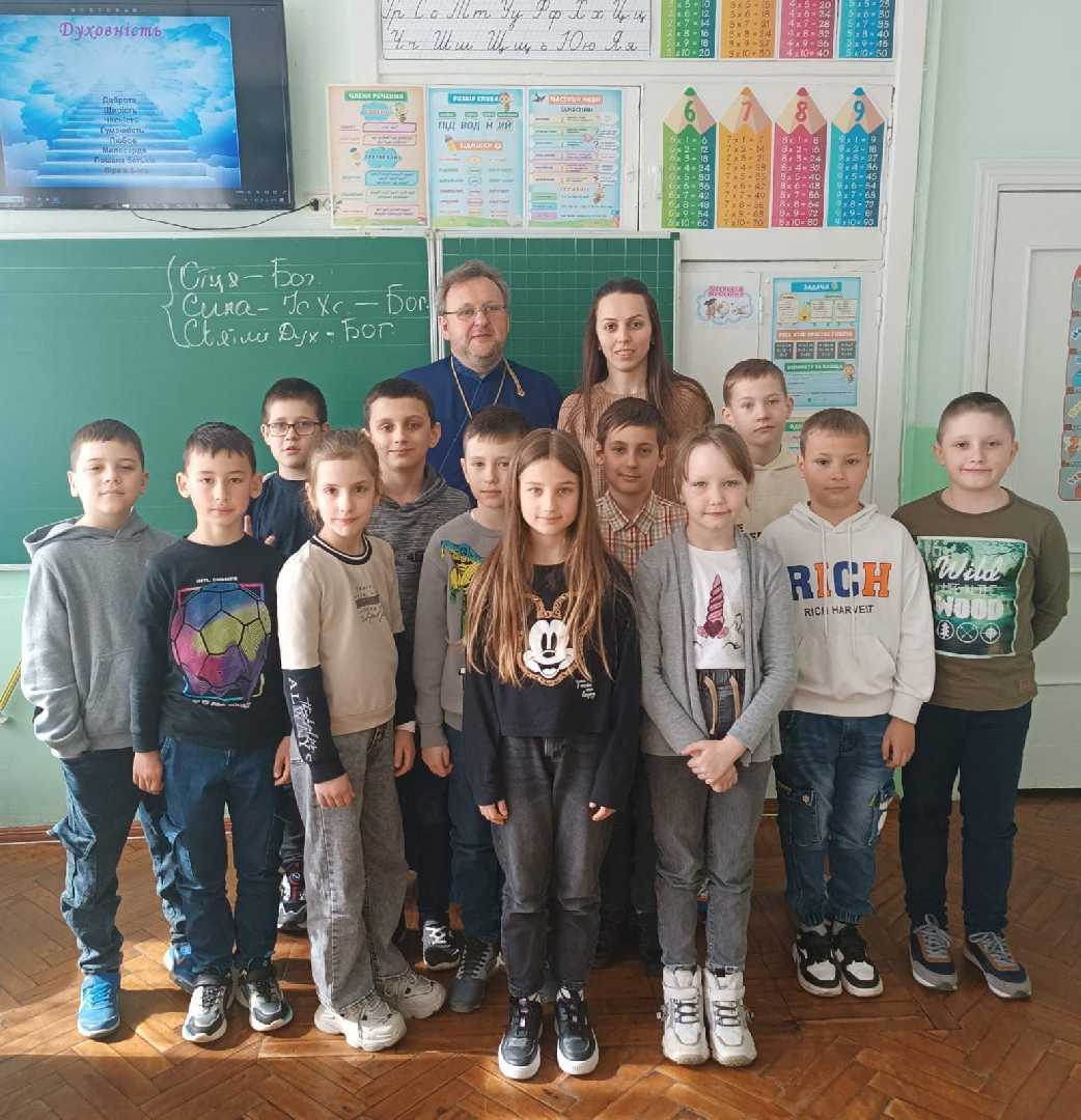 3-Б клас занурилися у світ духовності та моральних цінностей, завдяки захопливій бесіді із священником Василем Михайлишином. 