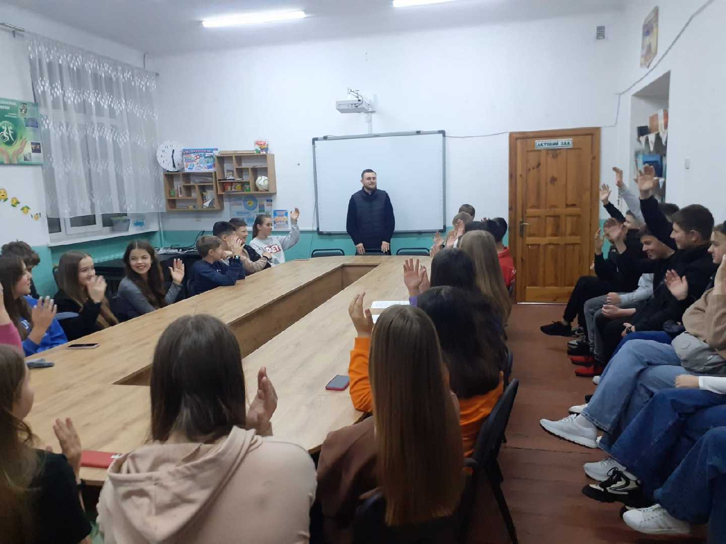 В рамках місячника профілактики правопорушень  та  шкідливих узалежнень з учнями  7-9 класів  поспілкувався  отець Василій Кінах.  