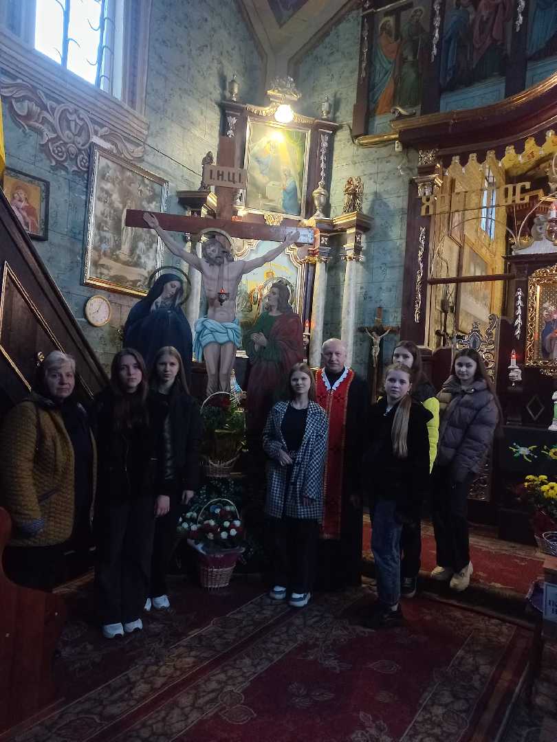 5 день духовності в  гімназії розпочався спільною молитвою учнів та вчителів. З учнями 1 класу було проведено бесіду «Хто створив світ!». 