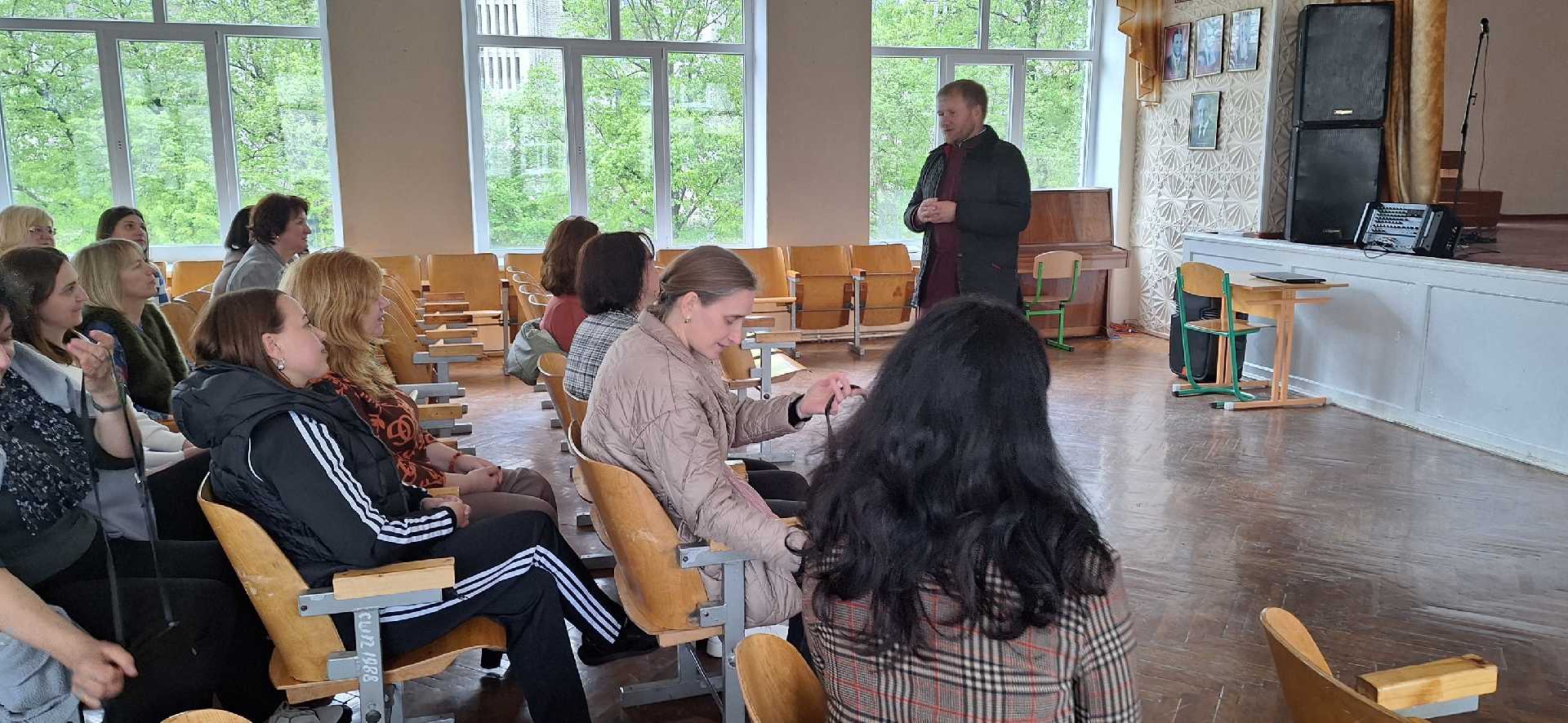 Під час Тижня духовності  до вчителів Гімназії 12 завітав о.Roman  Skowron . 