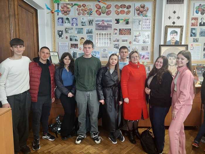 Доки ми пишемо писанки, доти живе наш світ