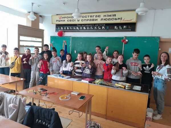 Синьо-жовті та червоно-чорні браслетики від Софійки Дещиці 