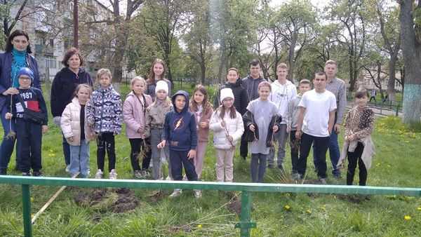 Ці квіти - пам'ять про те, що хлопці, які загинули, дали нам усім шанс жити.