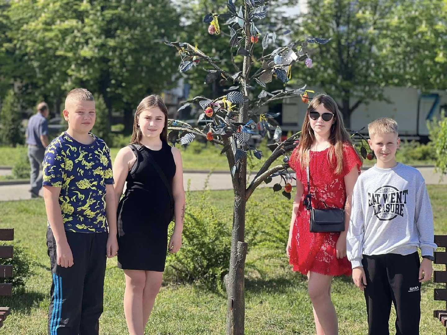 Учні 7-Б класу долучилися до створення святкової атмосфери в центрі міста.