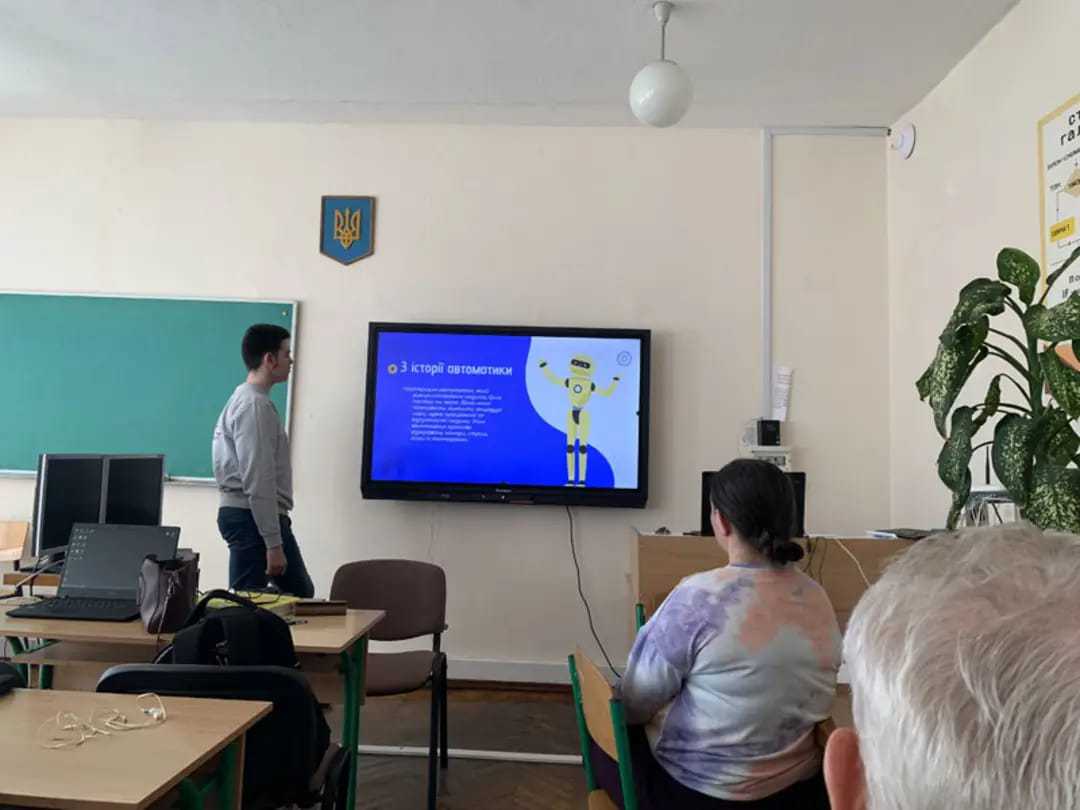 Вітаємо Остапіва Назара, учня 8-Г класу, та його учителя Дилин Н.О. із ІІІ місцем у міському етапі фестивалю “Робототехніка та програмування сьогодні і в майбутньому”