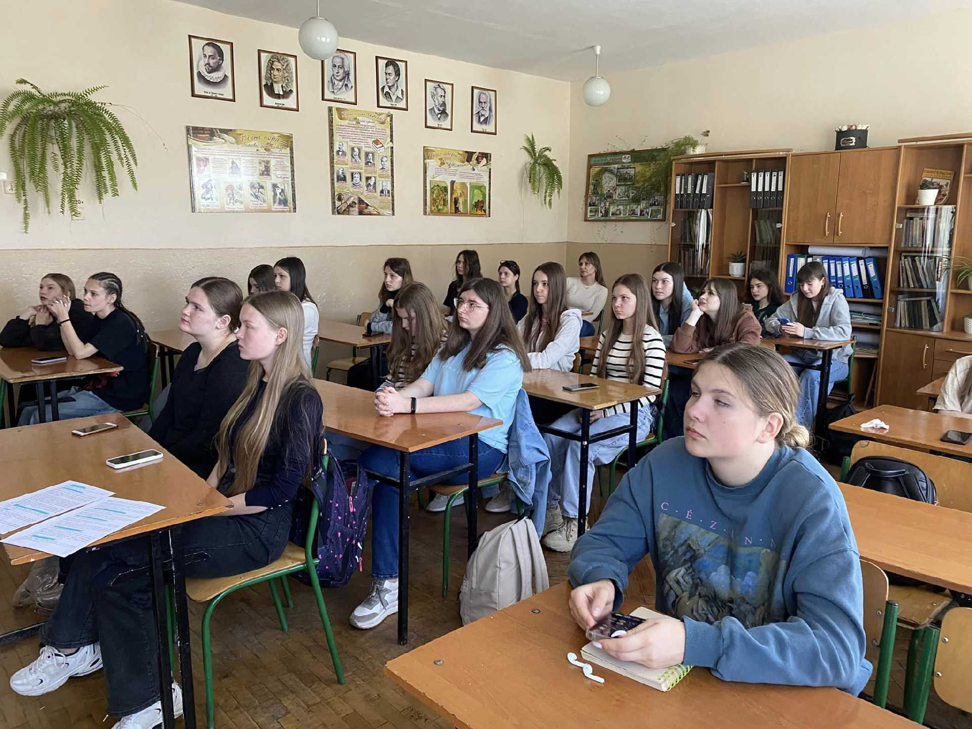 Заняття на тему «Повір у себе», за методикою казкотерапія. А допомогла нам відома казка «Попелюшка». 