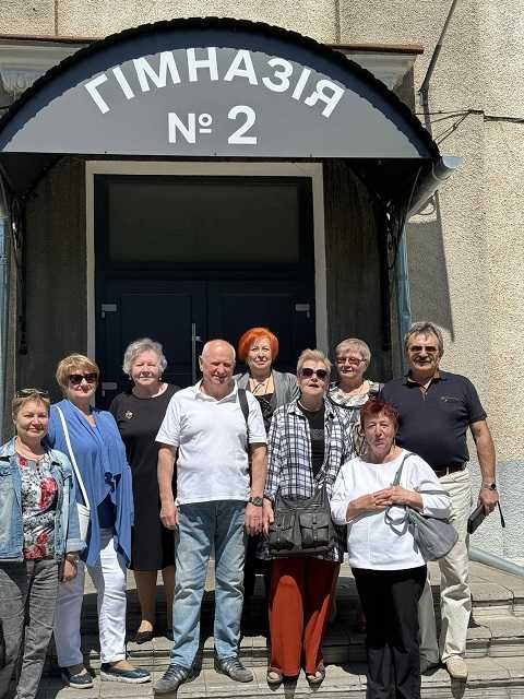 Зустріч випускників, які закінчили школу 51 рік тому