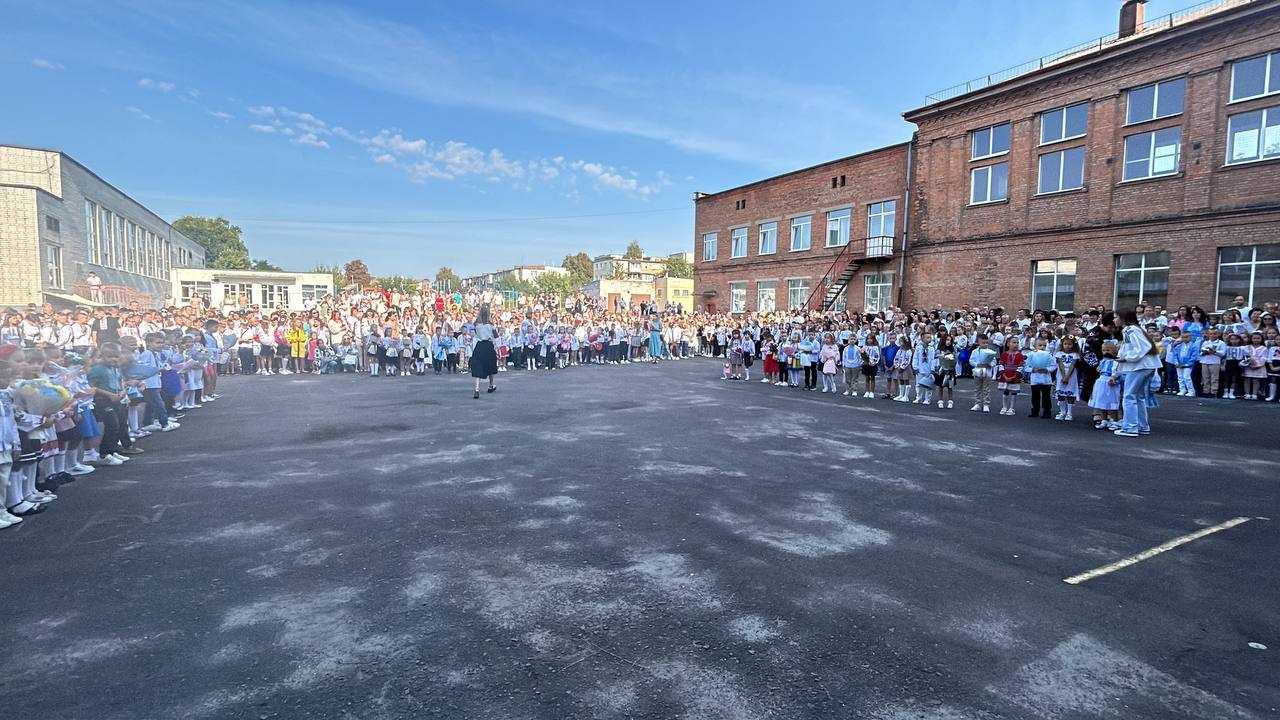 З новим навчальним роком, шкільна родино!