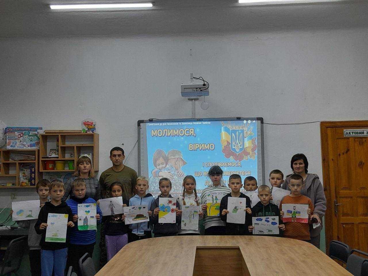 Сьогодні до Волсвинської гімназії завітав особливий гість, випускник цієї школи, який у даний час захищає Україну, батько двох дівчаток: Бойко Юлії- учениці 4 класу та Бойко Єлизавети - учениці 2 класу, Бойко Петро Петрович.