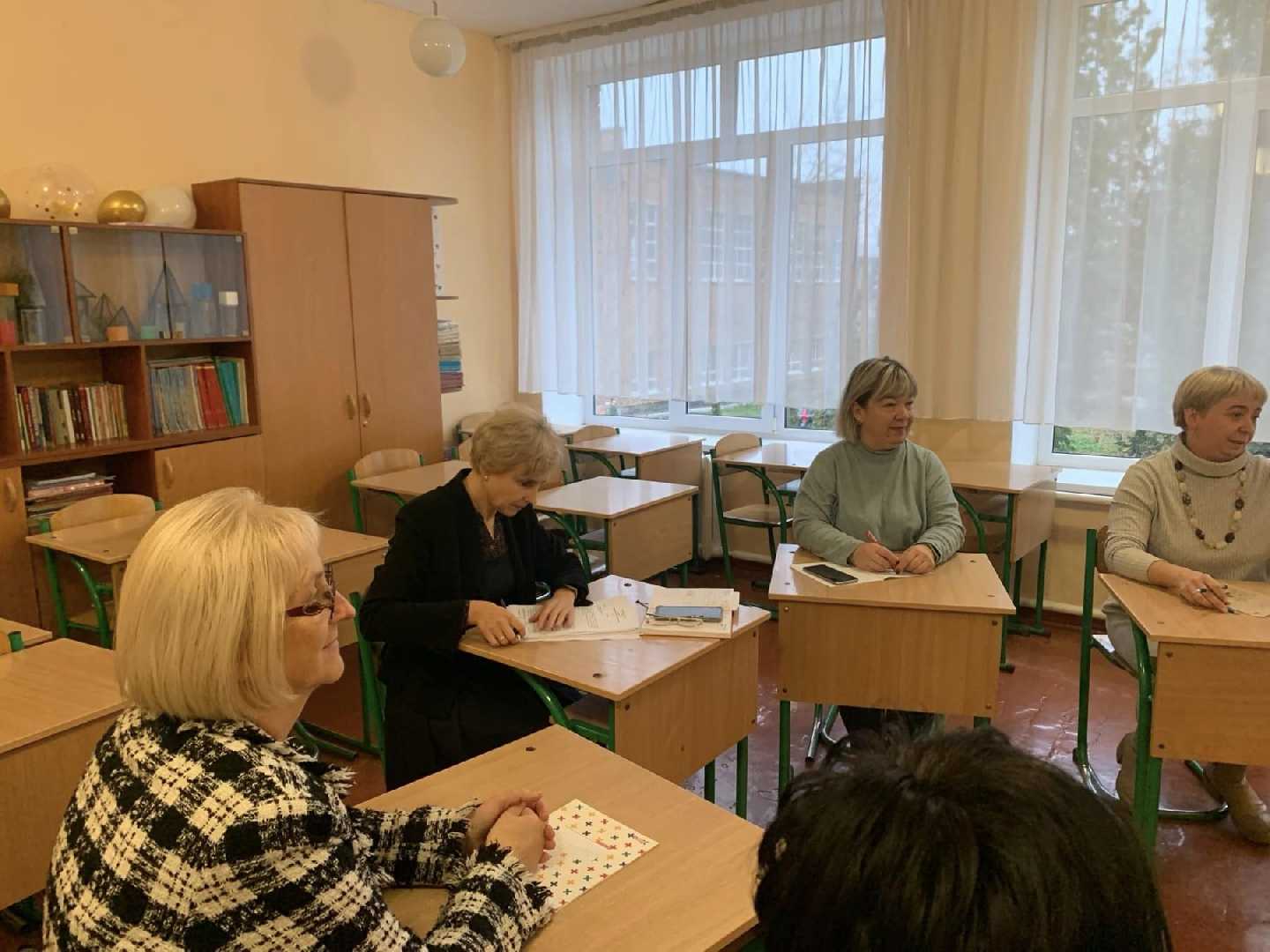Складники освітнього процесу — освітнє середовище, педагогічна діяльність, система оцінювання учнів, управлінська діяльність — безпосередньо впливають на результати навчання учнів.