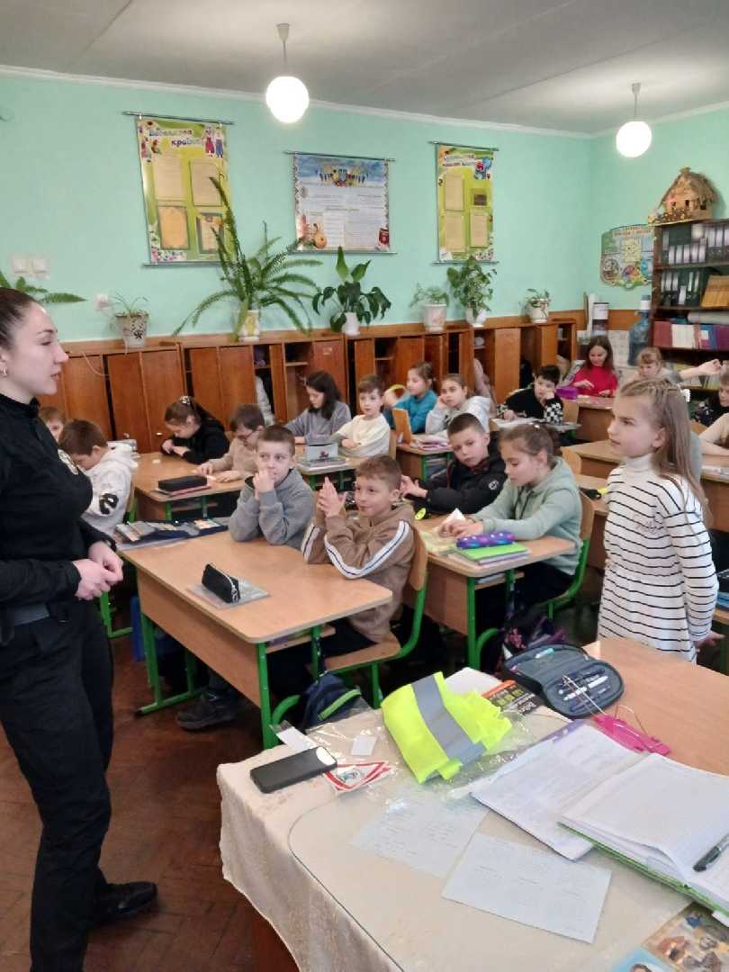 Правила дорожнього руху та важливість носіння світловідбивних елементів у темний час доби.