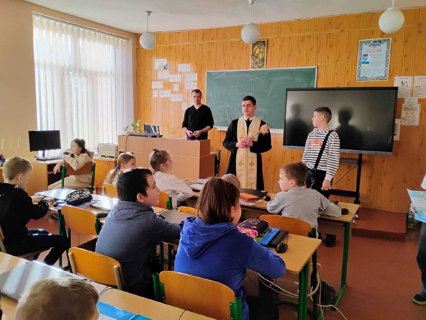 З Йорданською святою водою до нашої Гімназії завітав отець Стефан Дуда.