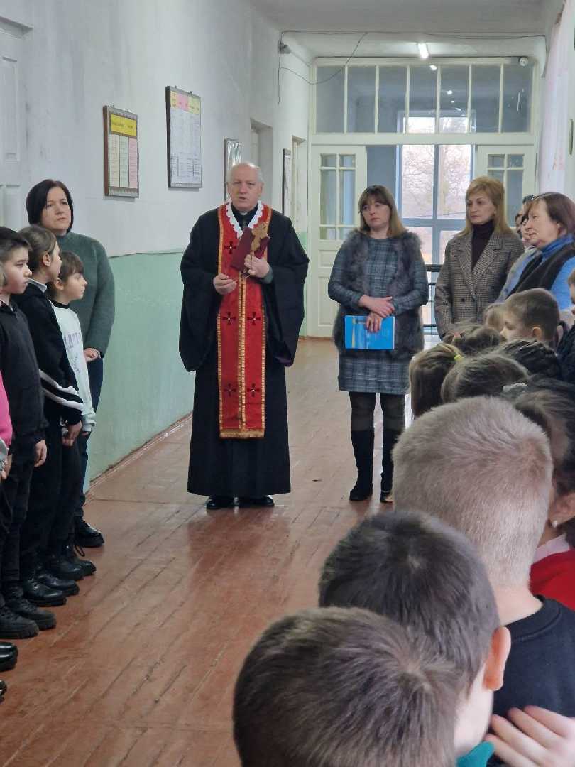 Сьогоднішній тиждень в нашій гімназії розпочався зі спільної молитви  з отцем Василієм