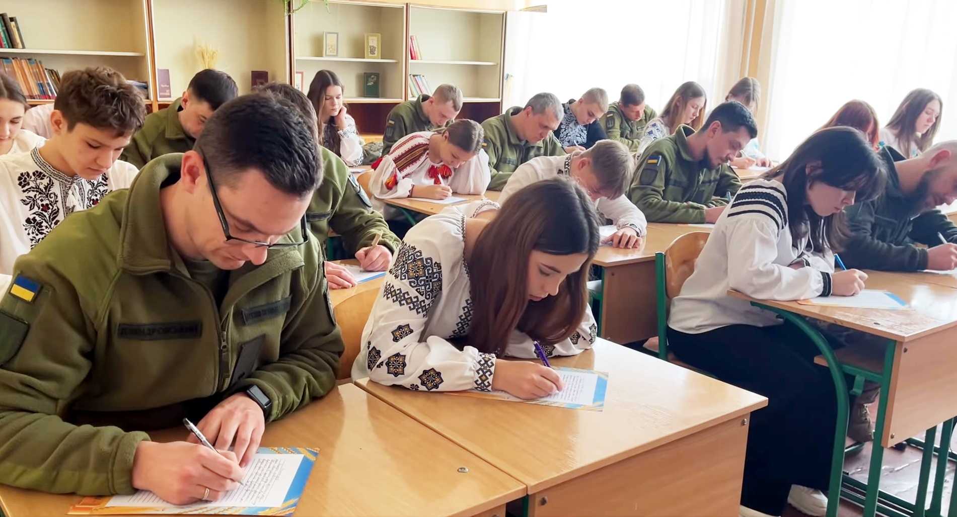 У Гімназія 4 Шептицької міської ради відбувся загальноміський диктант, присвячений Міжнародному дню рідної мови.