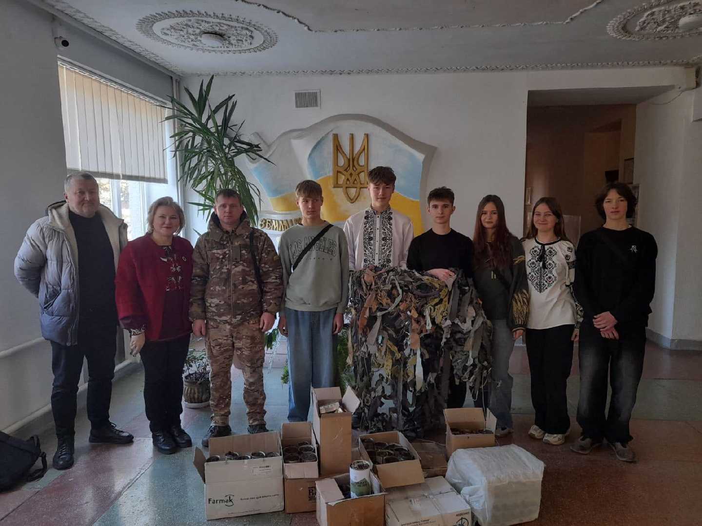 Гімназія 4 зігріває військових.Для наших військових ми передали окопні свічки,розпалювачі та маскувальну сітку.