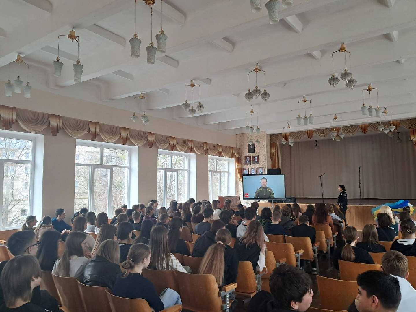 Розʼяснювальна бесіда із учнями  8-9 класів, щодо втягнення малолітніх осіб в злочинну діяльність повʼязану із вербуванням та диверсіями, підпалами автомобілей військовослужбовців. 