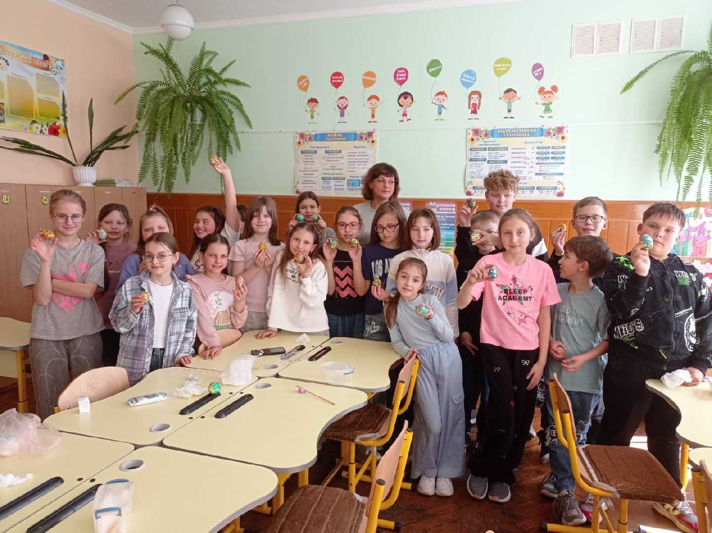 Виготовлення писанок-крашанок - чудова нагода відчути радість Христового Воскресіння! 