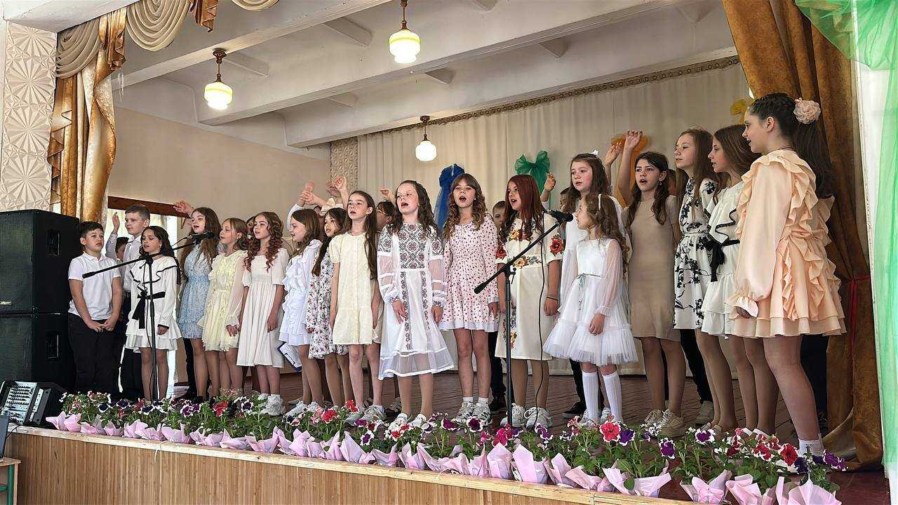 З великою радістю ділимося чудовими моментами з нашого заходу до Дня матері у 5-Б класі!