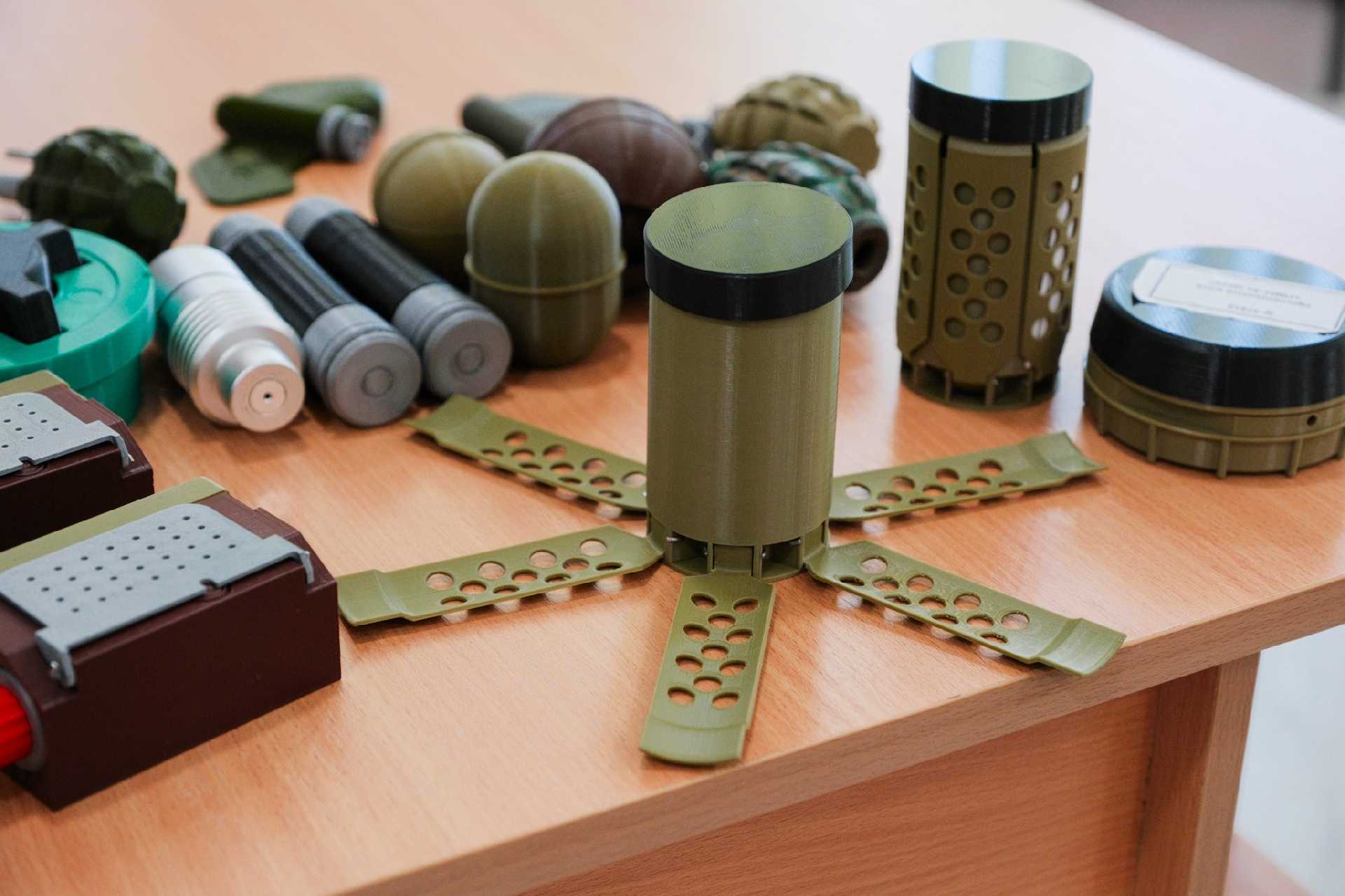 Військовослужбовці 710 бригади охорони Держспецтрансслужби провели заняття та розповіли про небезпеку мін та правила до медичної допомоги.