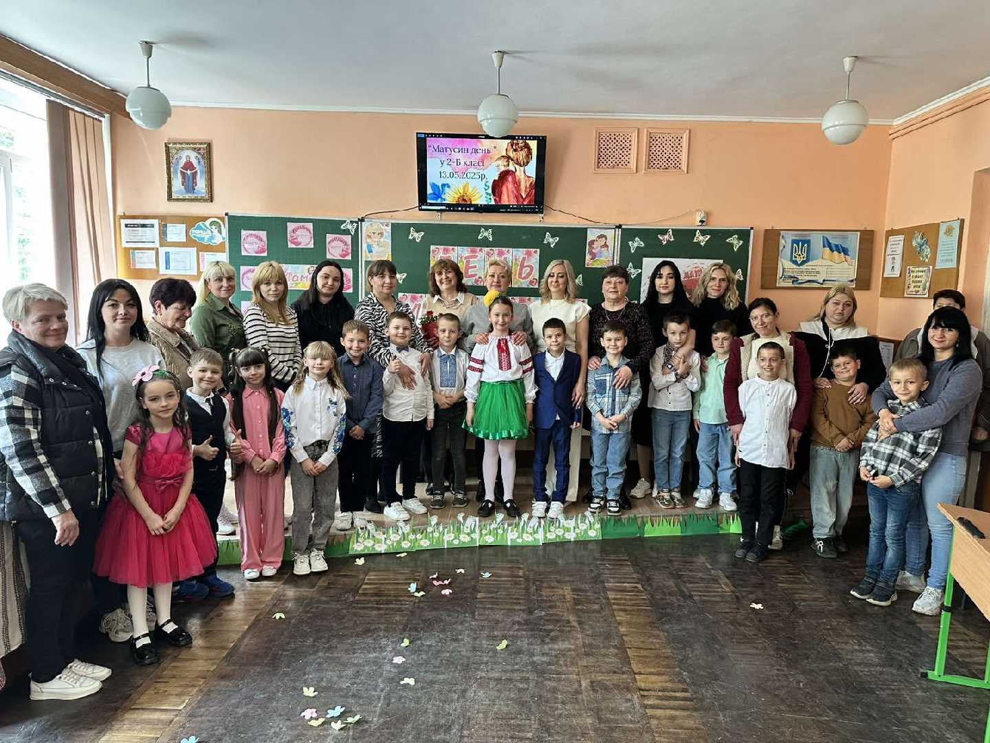 До Дня матері — від щирого серця від учнів 2-Б класу