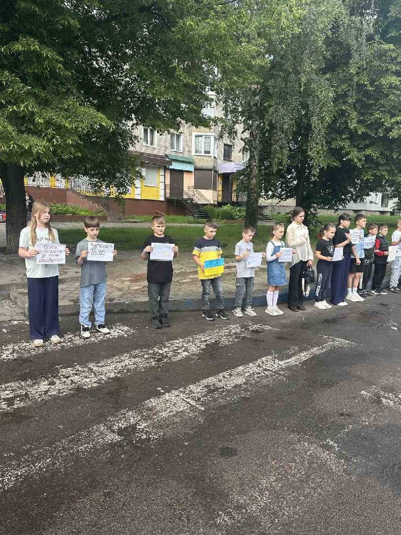 Хвилина мовчання для вшанування пам'яті загиблих, хто віддав своє життя за нашу свободу!