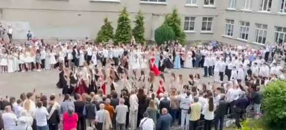 Вальс випускників — це зворушлива мить прощання зі школою. У ньому — спогади, мрії та крок у доросле життя.