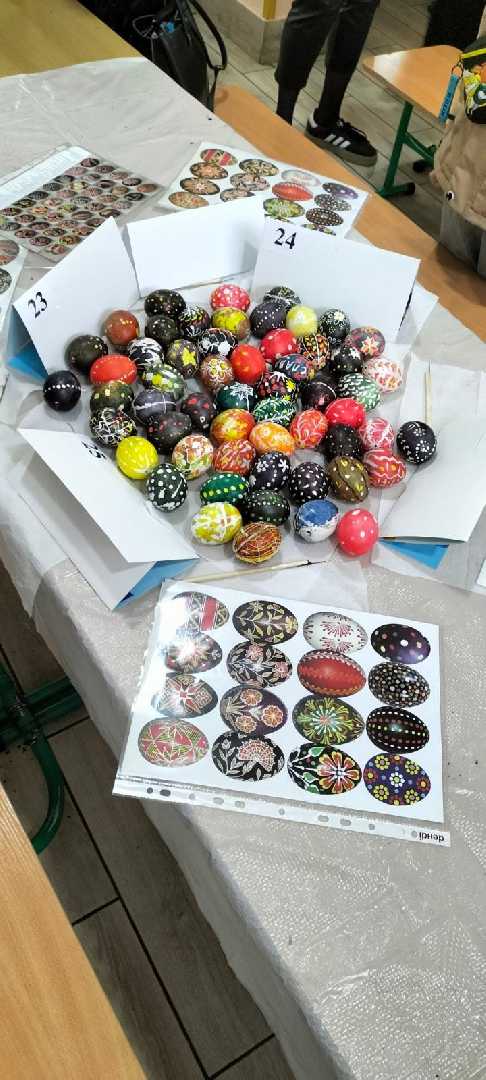 Рекорд України із наймасовішого одночасного написання писанок