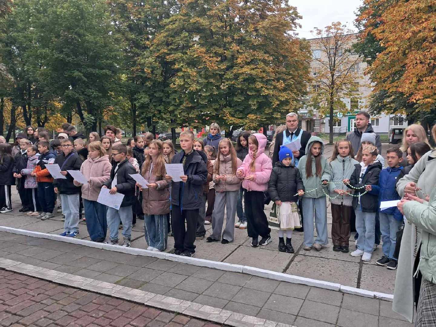 Учні нашої гімназії долучилися до міської акції «Мільйон дітей моляться на Вервиці»!