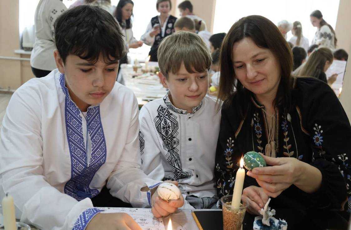 Учні Волсвинської гімназії разом із учителем технологій Запісоцькою К. Д. взяли участь у встановленні рекорду України з написання писанок.