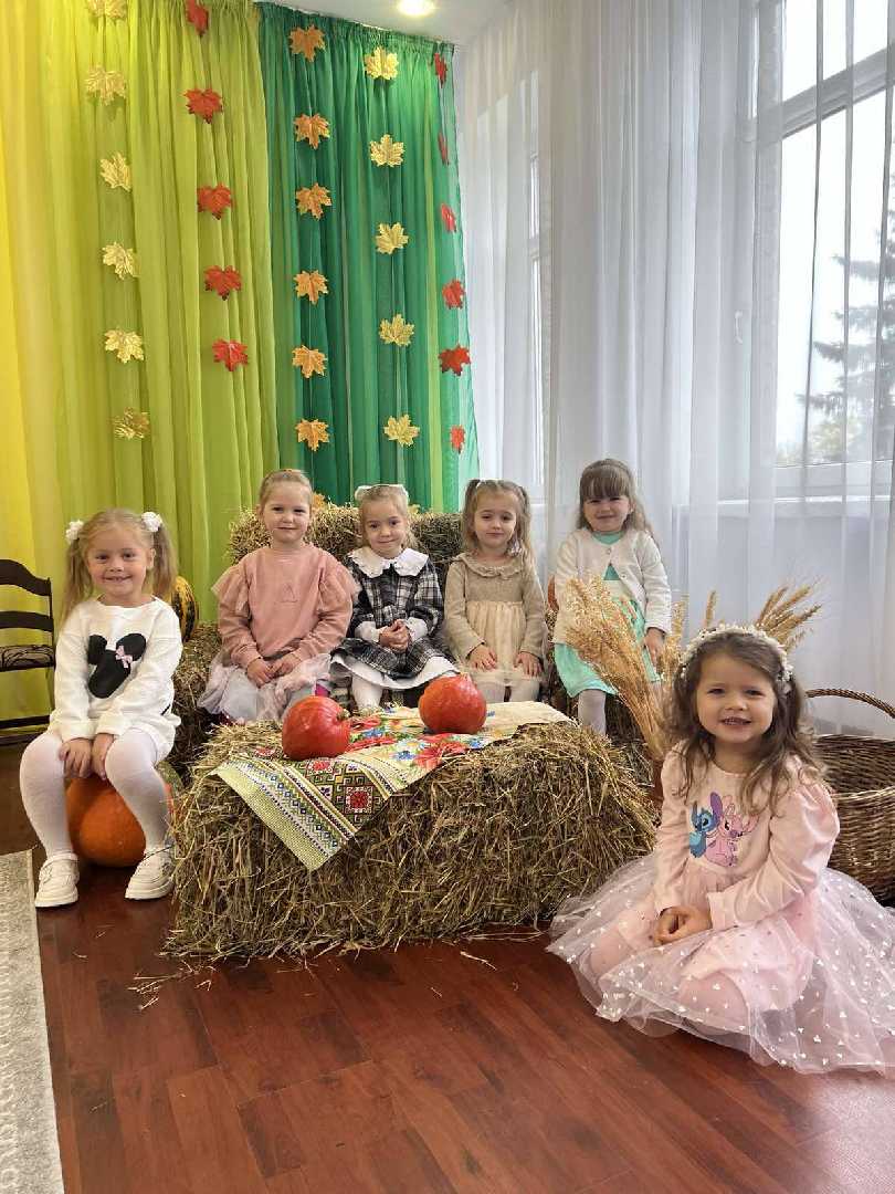 Осіннє свято  «Гостини до бабусі у село»