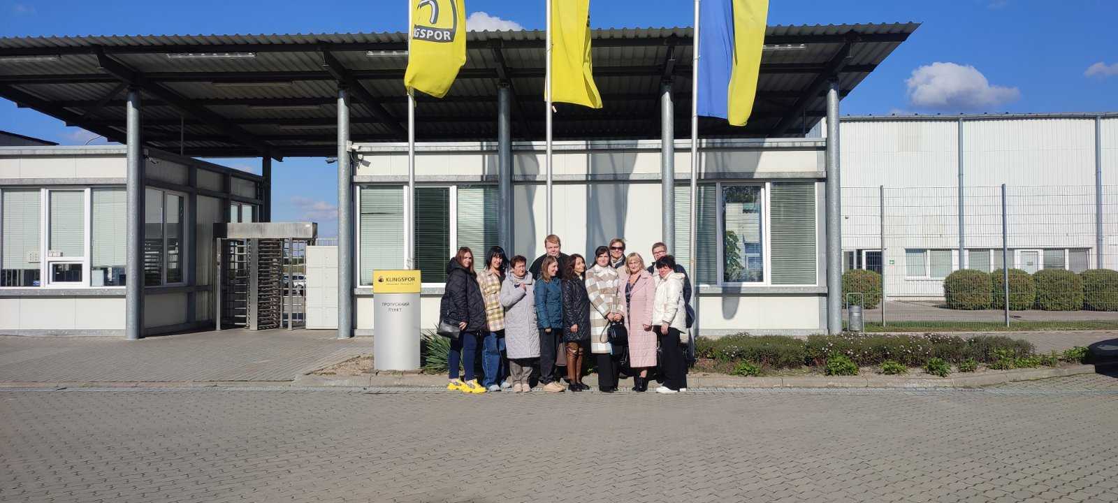 ВЧИТЕЛІ ХІМІЇ ЧЕРВОНОГРАДСЬКОЇ ОТГ ВІДВІДАЛИ ПІДПРИЄМСТВО ТОВ «КЛІНГСПОР» У МІСТІ ВЕЛИКІ МОСТИ