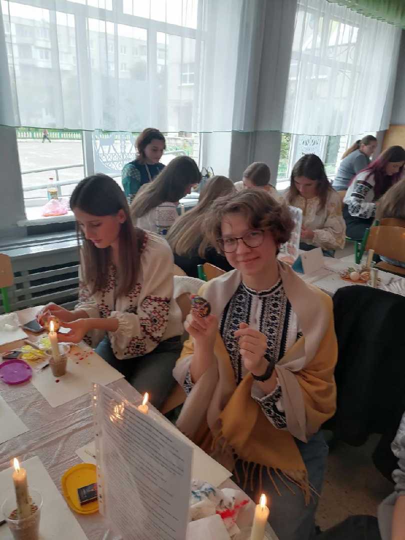 Рекорд України: ліцеїсти долучилися до наймасовішого написання писанок