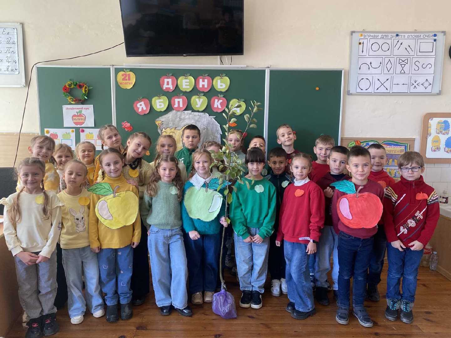 Чудовий ясний день і щасливі усмішки діток!