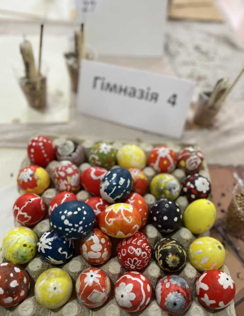 Наша гімназія з гордістю долучилась до встановлення рекорду України з наймасовішого одночасного написання писанок у традиційній восковій техніці! 