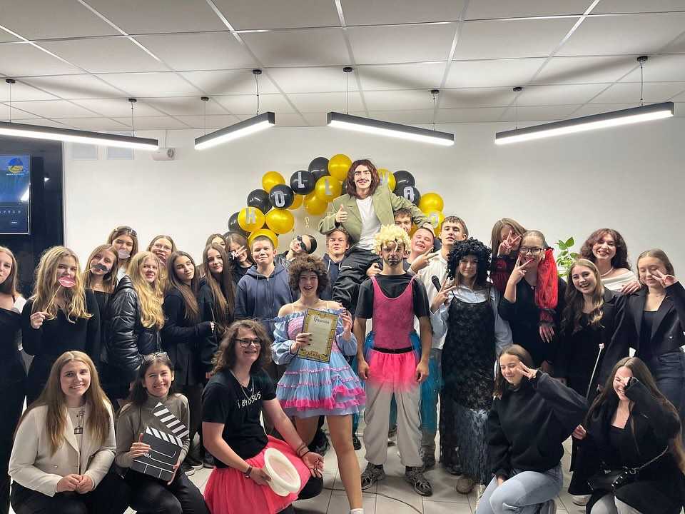 Голлівудська вечірка: яскраві зірки та незабутні емоції!