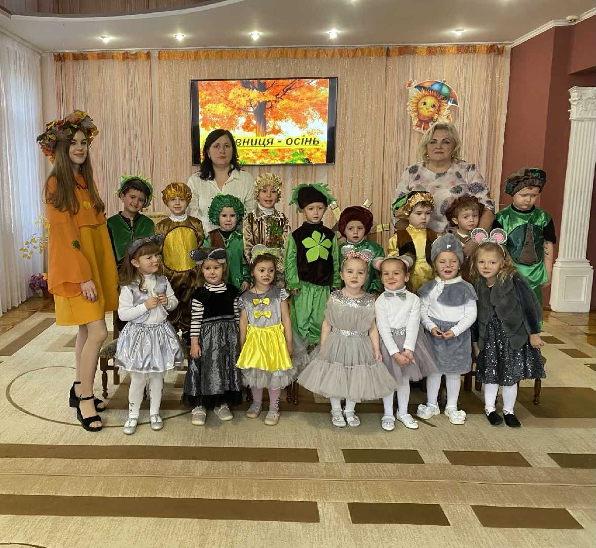 У нашому садочку відбувалась справжня казкова феєрія - Осінь пригощала дошкільнят молодших груп №6, №4 та середньої групи №5 смачним короваєм!