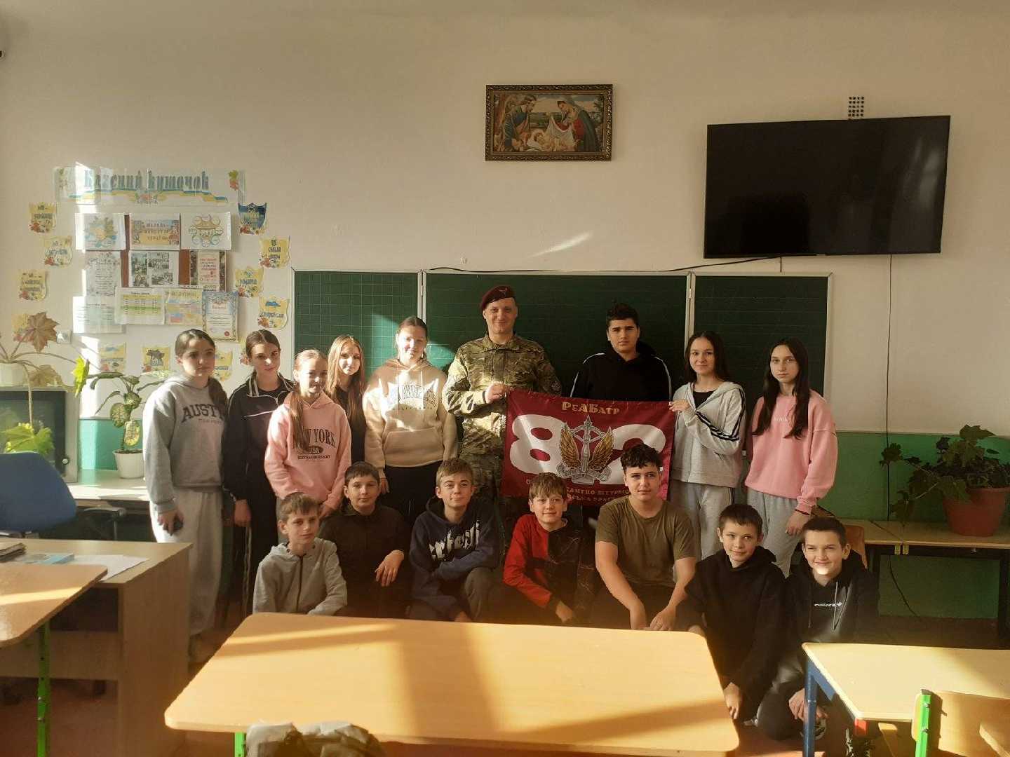 Перебуваючи у відпустці, до нашої гімназії завітав особливий гість - Сторощук Юрій.