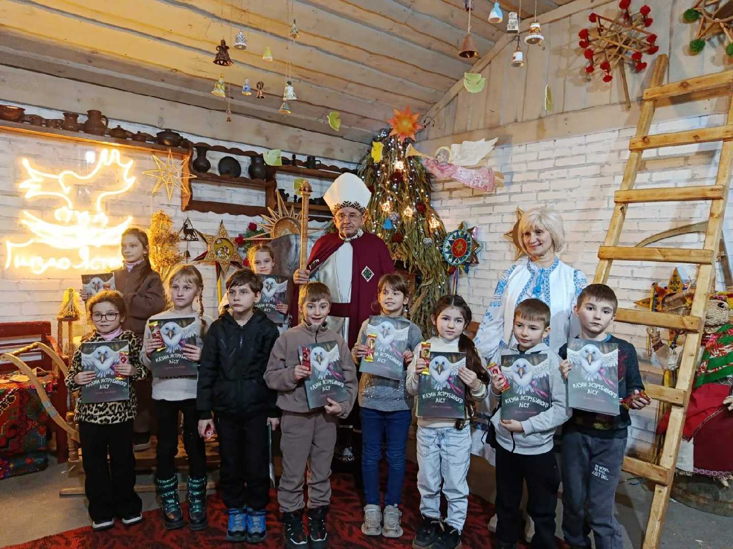 Дякуючи за врятоване чарівне селище де відновили роботу всі чарівні майстерні, Святий Миколай запросив учнів!