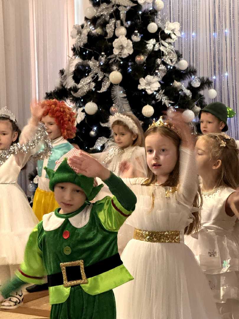 Яскраве та веселе  новорічне свято відбулось в старшій групі 3 (вихователі Півоварчук Д.А., Курята О.В.)