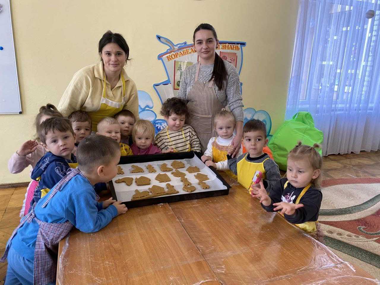 У групі раннього віку 2 пройшов творчий майстер-клас, де малюки разом з батьки розмальовували різдвяні пряники (вихователь Танчин О.Ю.)