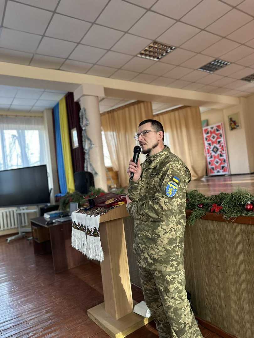 В нашій гімназії відбулася надзвичайно важлива й зворушлива подія — зустріч з Героєм України, Любомиром Мікалом.