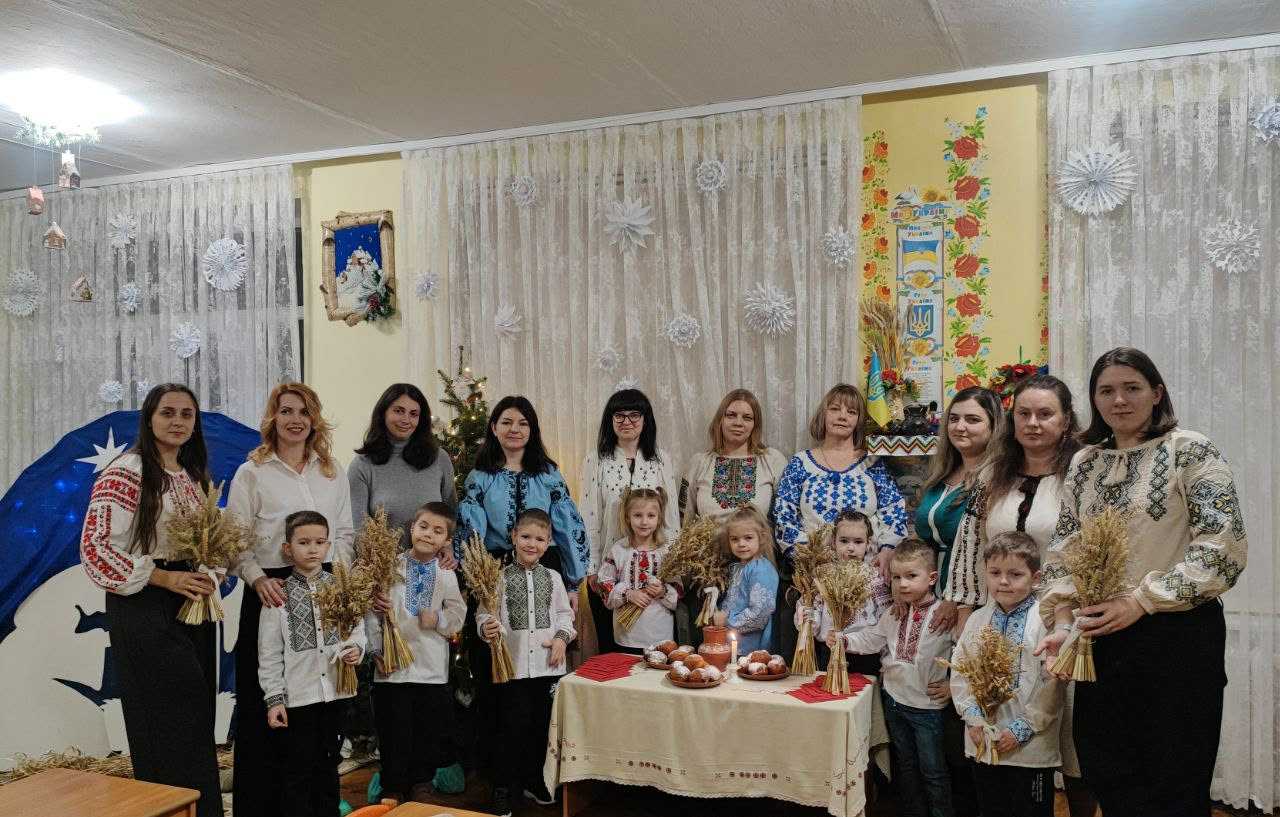 У старшій групі №3  діти разом зі своїми мамами з любов’ю та натхненням виготовляли традиційного українського дідуха (вихователі Півоварчук Д.А., Курята О.В.).