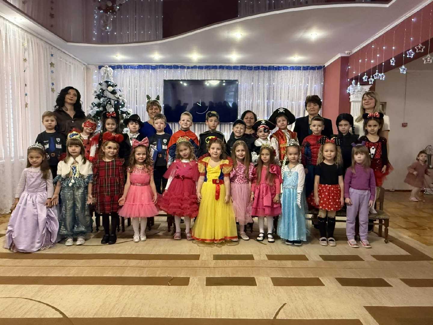 Веселий новорічний карнавал в інклюзивній групі середнього дошкільного віку 5 ( вихователь Оксана Луцюк, асистент вихователя Віталія Федорчук, музкерівник Оксана Циганкова).