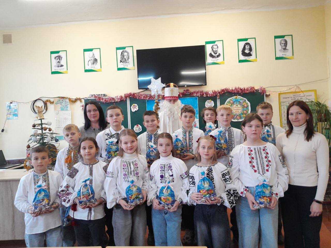 Учні 5 класу з великим задоволенням взяли участь у святковому квесті напередодні Дня Святого Миколая. 